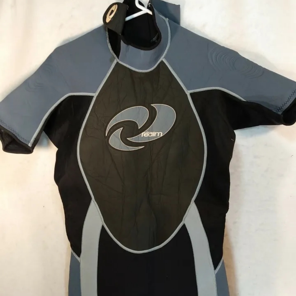 THE REALM WET SUIT ADULT SIZE LARGE
